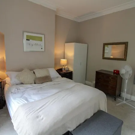 Chertsey Mount Townhouse, Within 10 Minutes Walk Of Centre, Shops, Pubs & Restaurants 펜션 *