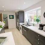 بيت للعطل Chertsey Mount Townhouse, Within 10 Minutes Walk Of Centre, Shops, Pubs & Restaurants