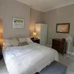Chertsey Mount Townhouse, Within 10 Minutes Walk Of Centre, Shops, Pubs & Restaurants بيت للعطل *
