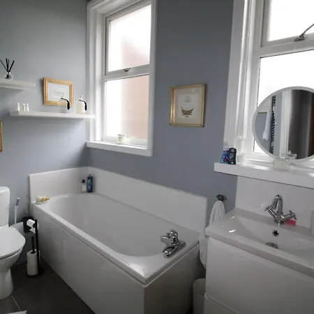 Chertsey Mount Townhouse, Within 10 Minutes Walk Of Centre, Shops, Pubs & Restaurants Σπίτι διακοπών *