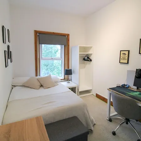 Chertsey Mount Townhouse, Within 10 Minutes Walk Of Centre, Shops, Pubs & Restaurants