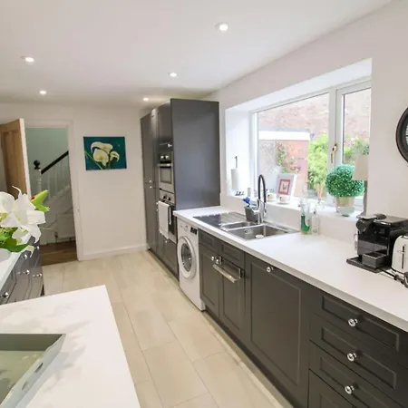 Σπίτι διακοπών Chertsey Mount Townhouse, Within 10 Minutes Walk Of Centre, Shops, Pubs & Restaurants