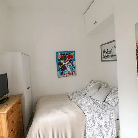 Chertsey Mount Townhouse, Within 10 Minutes Walk Of Centre, Shops, Pubs & Restaurants Nyaraló *