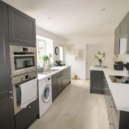 Chertsey Mount Townhouse, Within 10 Minutes Walk Of Centre, Shops, Pubs & Restaurants *