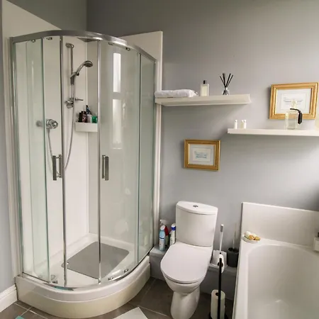 Feriehus Chertsey Mount Townhouse, Within 10 Minutes Walk Of Centre, Shops, Pubs & Restaurants *