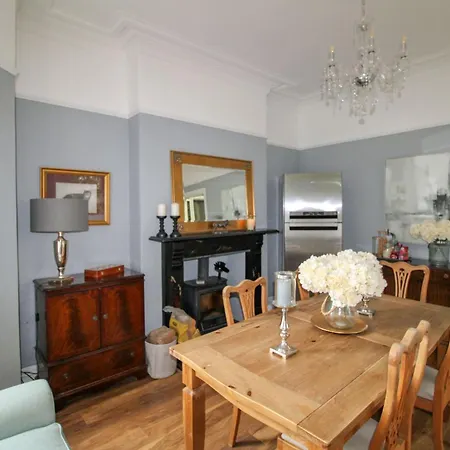 度假居 Chertsey Mount Townhouse, Within 10 Minutes Walk Of Centre, Shops, Pubs & Restaurants