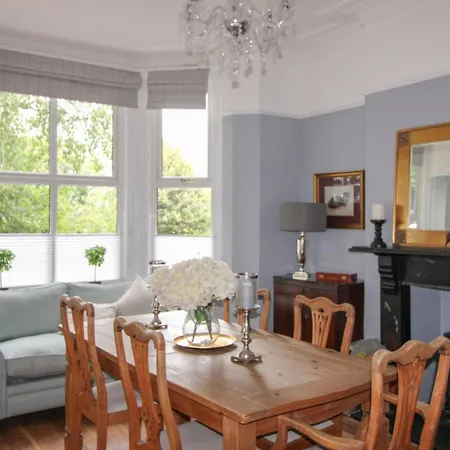 Chertsey Mount Townhouse, Within 10 Minutes Walk Of Centre, Shops, Pubs & Restaurants 度假居 卡莱尔
