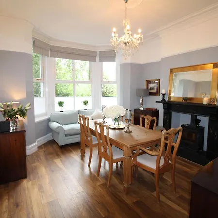 Chertsey Mount Townhouse, Within 10 Minutes Walk Of Centre, Shops, Pubs & Restaurants 度假居 *