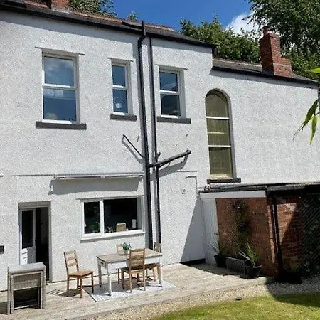 Chertsey Mount Townhouse, Within 10 Minutes Walk Of Centre, Shops, Pubs & Restaurants 度假居 *
