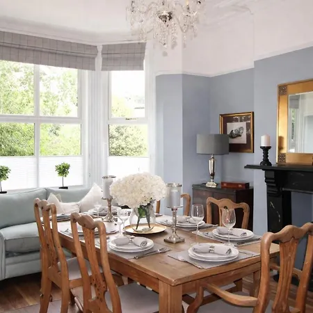 Chertsey Mount Townhouse, Within 10 Minutes Walk Of Centre, Shops, Pubs & Restaurants
