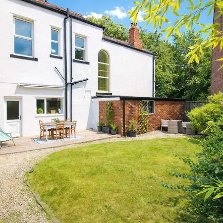 Chertsey Mount Townhouse, Within 10 Minutes Walk Of Centre, Shops, Pubs & Restaurants Casa de Férias *
