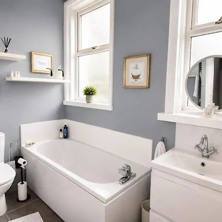 Chertsey Mount Townhouse, Within 10 Minutes Walk Of Centre, Shops, Pubs & Restaurants