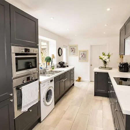 Chertsey Mount Townhouse, Within 10 Minutes Walk Of Centre, Shops, Pubs & Restaurants *