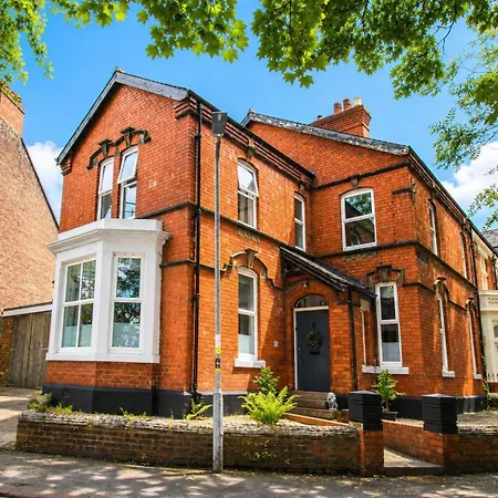 Chertsey Mount Townhouse, Within 10 Minutes Walk Of Centre, Shops, Pubs & Restaurants Nyaraló