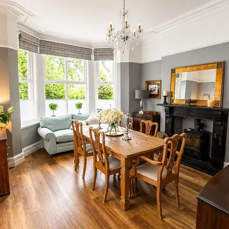 Chertsey Mount Townhouse, Within 10 Minutes Walk Of Centre, Shops, Pubs & Restaurants