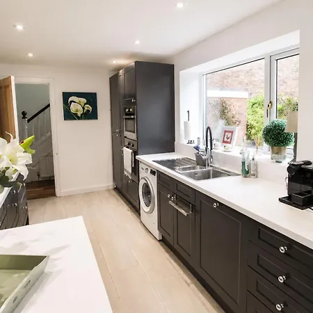 Chertsey Mount Townhouse, Within 10 Minutes Walk Of Centre, Shops, Pubs & Restaurants *