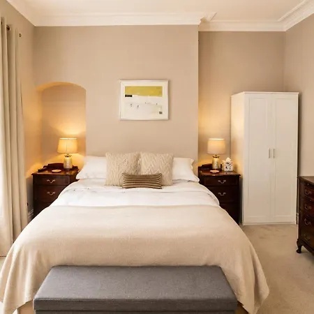 Chertsey Mount Townhouse, Within 10 Minutes Walk Of Centre, Shops, Pubs & Restaurants