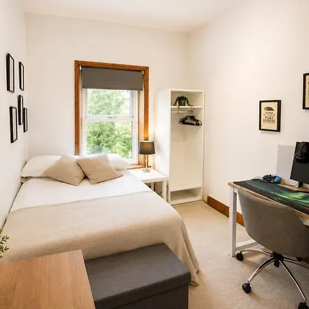 Chertsey Mount Townhouse, Within 10 Minutes Walk Of Centre, Shops, Pubs & Restaurants