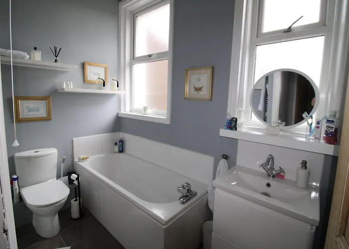 Chertsey Mount Townhouse, Within 10 Minutes Walk Of Centre, Shops, Pubs & Restaurants بيت للعطل *