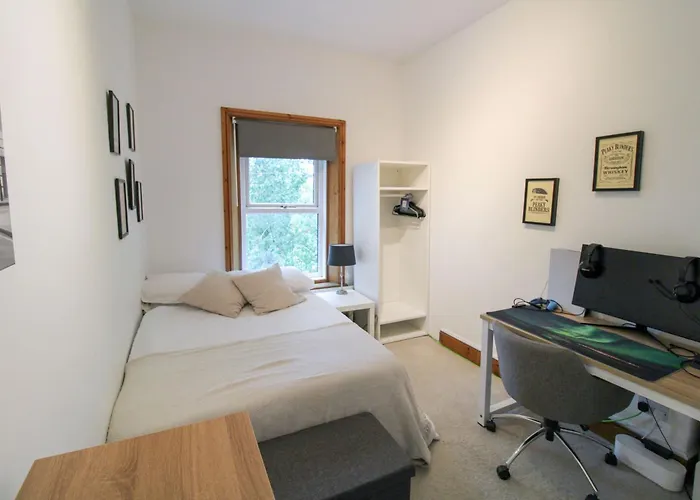 Chertsey Mount Townhouse, Within 10 Minutes Walk Of Centre, Shops, Pubs & Restaurants