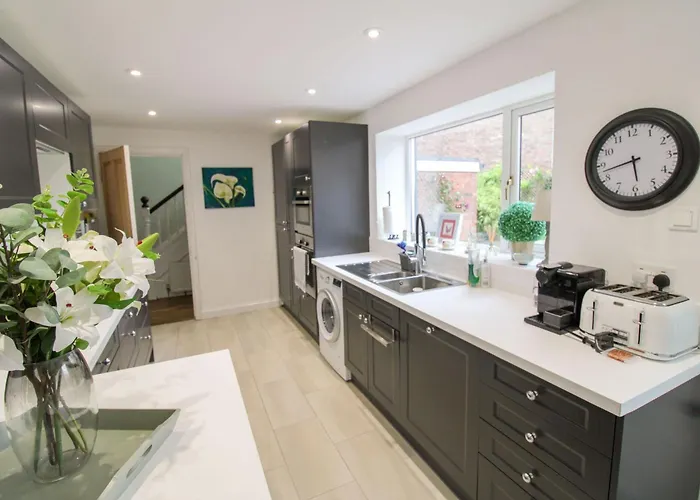 Casa de Férias Chertsey Mount Townhouse, Within 10 Minutes Walk Of Centre, Shops, Pubs & Restaurants