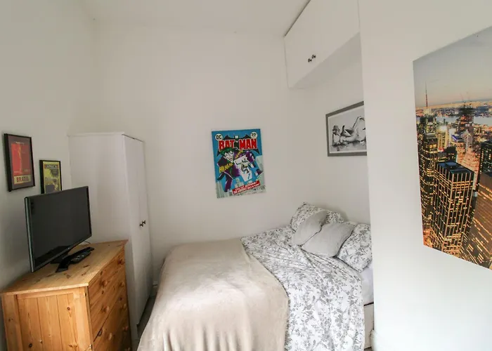 Chertsey Mount Townhouse, Within 10 Minutes Walk Of Centre, Shops, Pubs & Restaurants Casa de Férias *