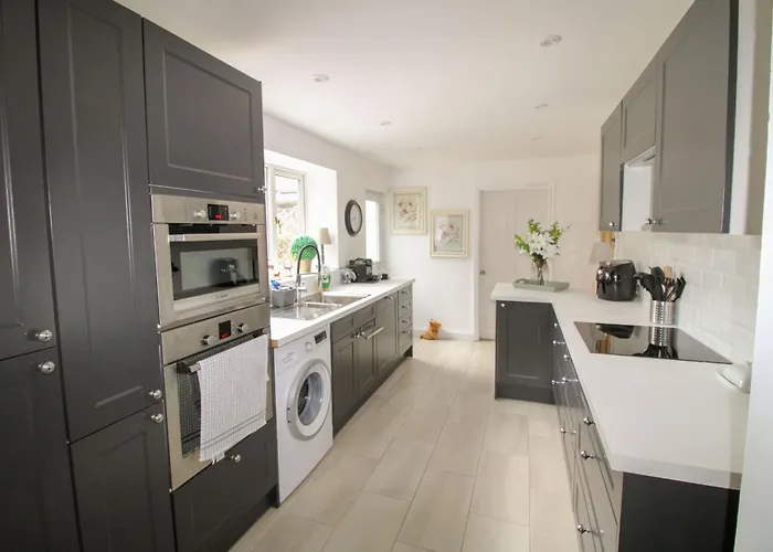 Chertsey Mount Townhouse, Within 10 Minutes Walk Of Centre, Shops, Pubs & Restaurants *