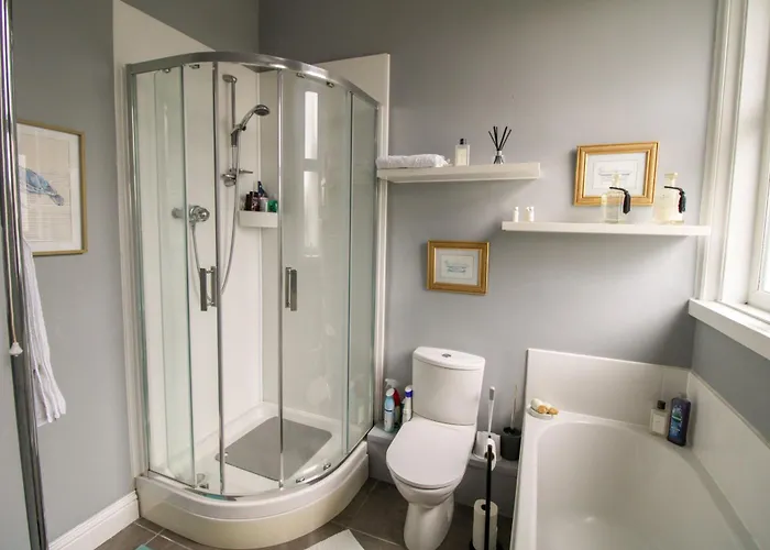 بيت للعطل Chertsey Mount Townhouse, Within 10 Minutes Walk Of Centre, Shops, Pubs & Restaurants *