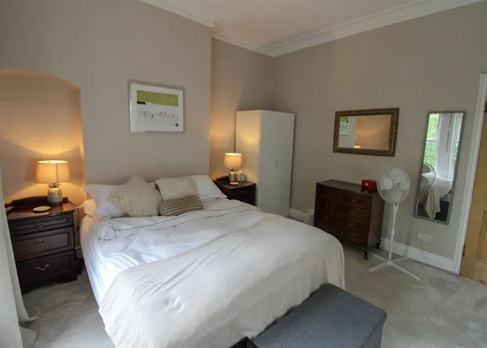 Chertsey Mount Townhouse, Within 10 Minutes Walk Of Centre, Shops, Pubs & Restaurants بيت للعطل *