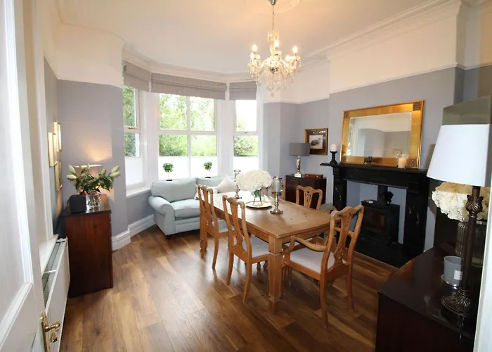 Chertsey Mount Townhouse, Within 10 Minutes Walk Of Centre, Shops, Pubs & Restaurants بيت للعطل *