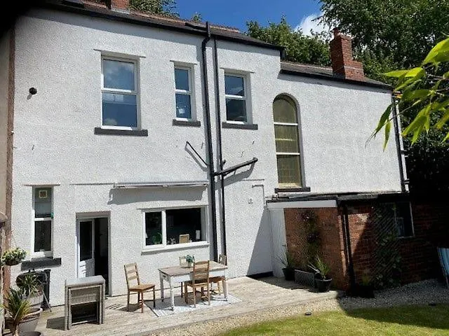 Chertsey Mount Townhouse, Within 10 Minutes Walk Of Centre, Shops, Pubs & Restaurants بيت للعطل *