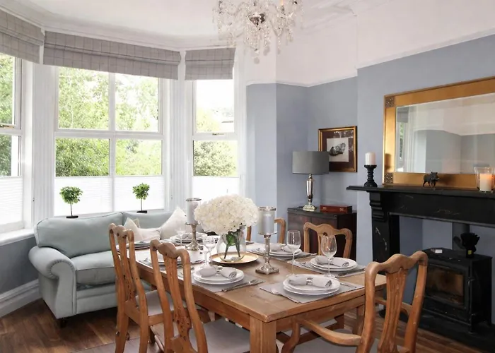 Chertsey Mount Townhouse, Within 10 Minutes Walk Of Centre, Shops, Pubs & Restaurants