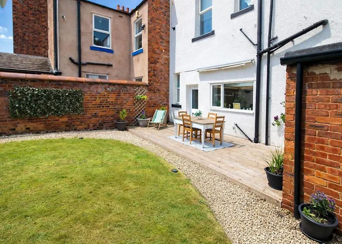 Chertsey Mount Townhouse, Within 10 Minutes Walk Of Centre, Shops, Pubs & Restaurants *